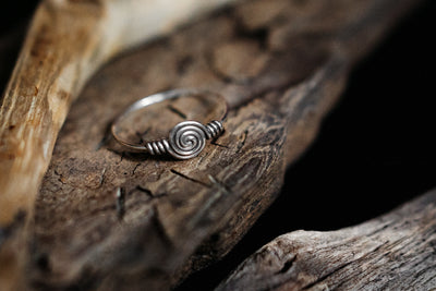 Ring aus einem Stück Silberdraht. Handgefertigt ohne Löten. Gedrehter Silberring. Boho-Stil. Sterlingsilber.