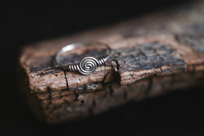 Ring aus einem Stück Silberdraht. Handgefertigt ohne Löten. Gedrehter Silberring. Boho-Stil. Sterlingsilber.